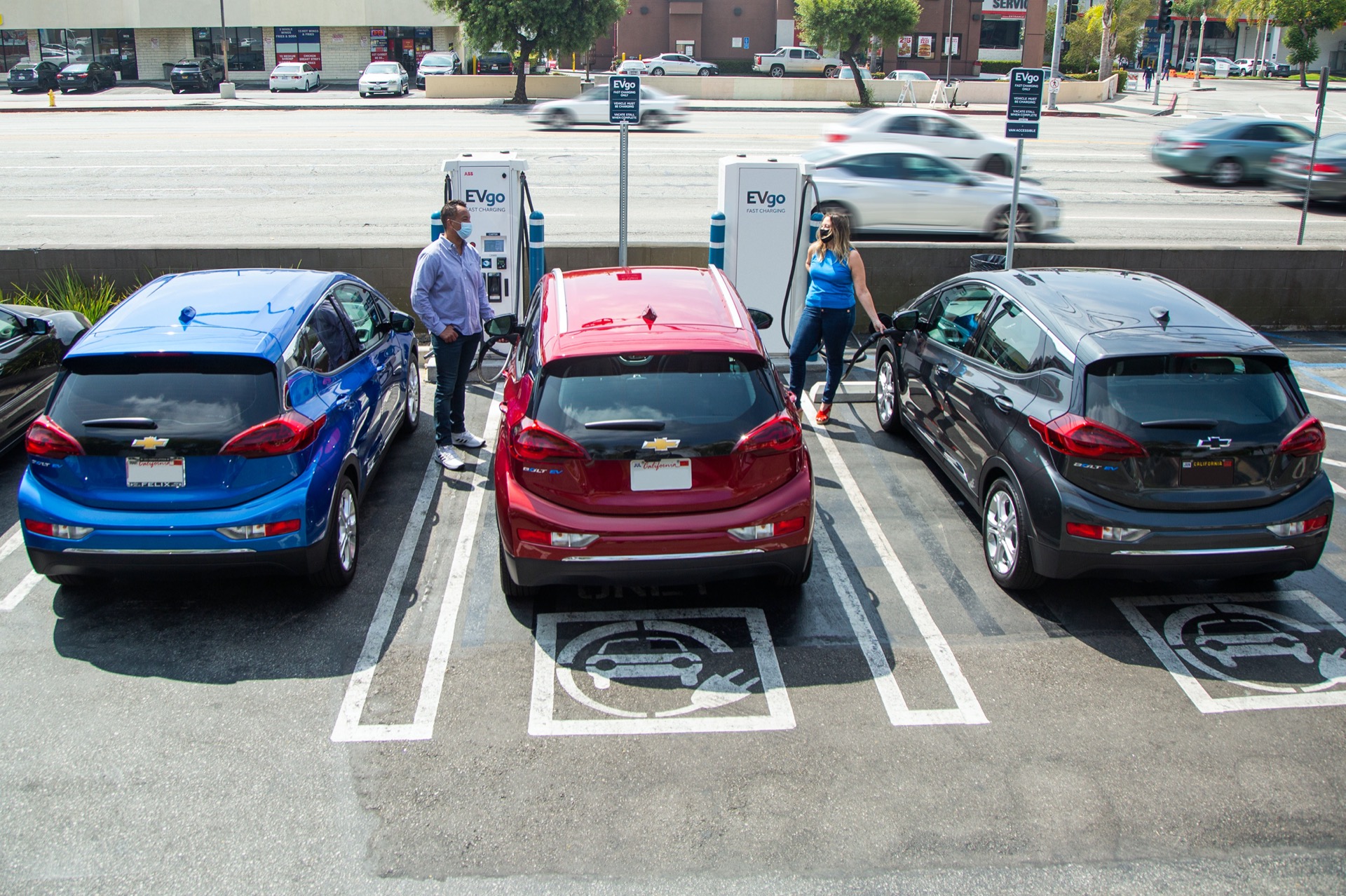 Federal EV charging network: $5 billion over five years, now states have to submit plansFederal EV charging network: $5 billion over five years, now states have to submit plans