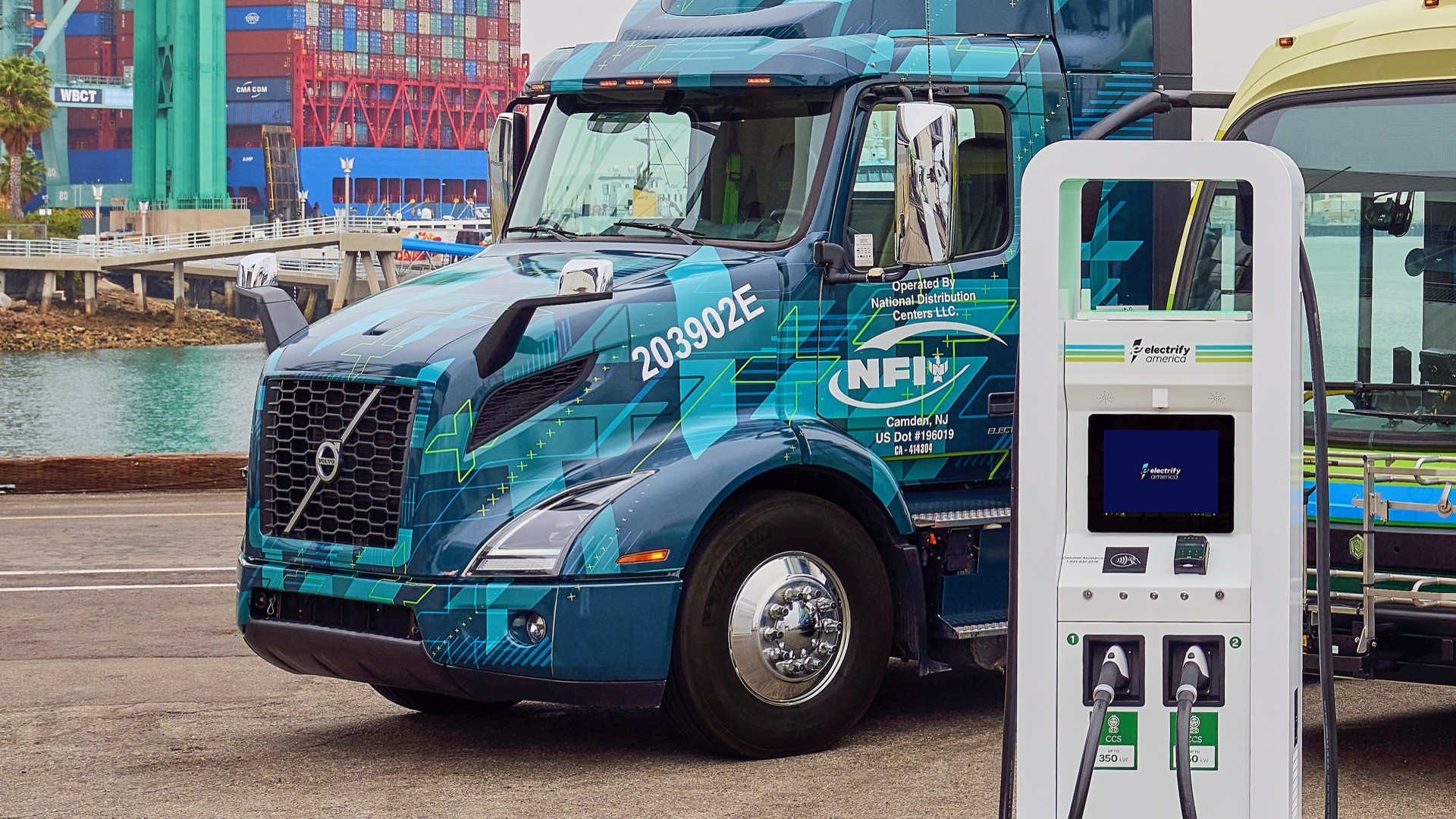 California helps fund largest deployment of electric semis yet—and charging for themCalifornia helps fund largest deployment of electric semis yet—and charging for them
