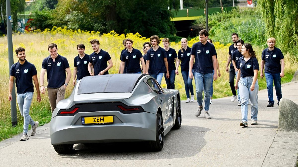 Dutch students devise carbon-eating electric vehicle