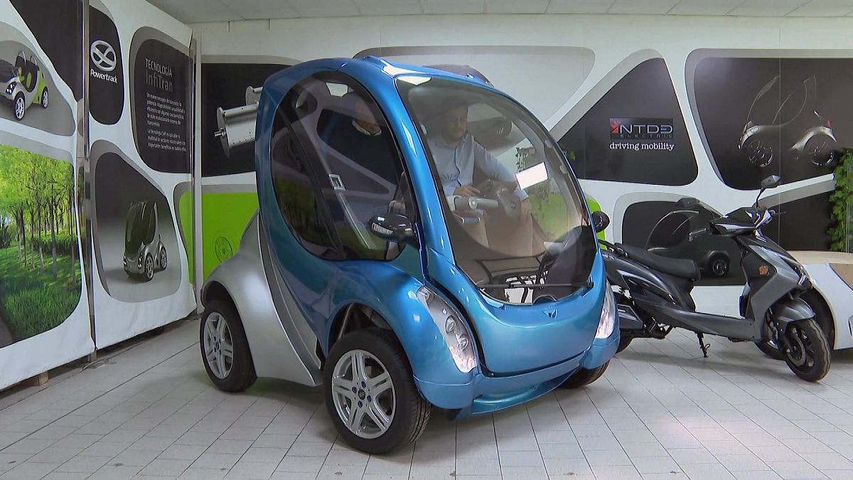 This two-seater electric car can fold itself up to fit tight spaces