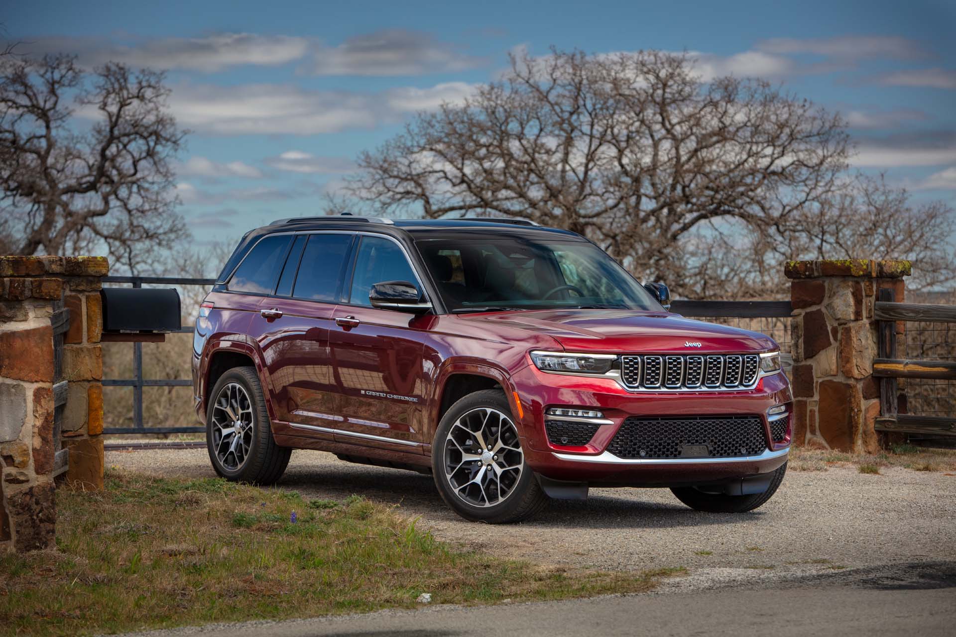 2022 Jeep Grand Cherokee 4xe plug-in hybrid recalled because engines may shut down